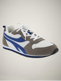 Low-top running shoes