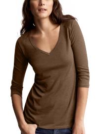Three-quarter sleeve V-neck T