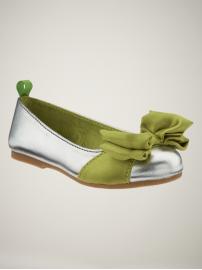 Contrast bow ballet flats.
