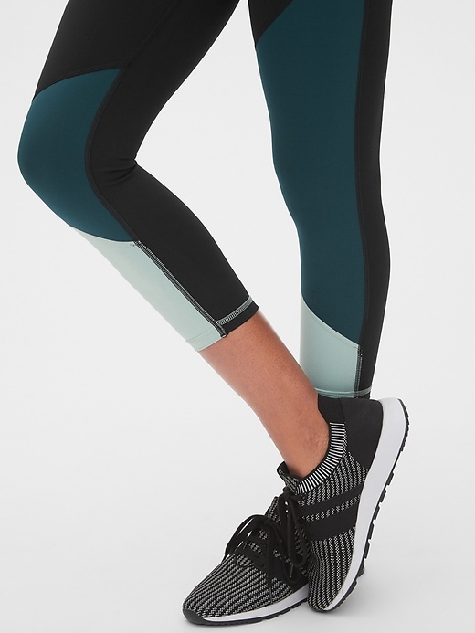 Image number 5 showing, GapFit High Rise Asymmetrical Colorblock 7/8 Leggings in Eclipse
