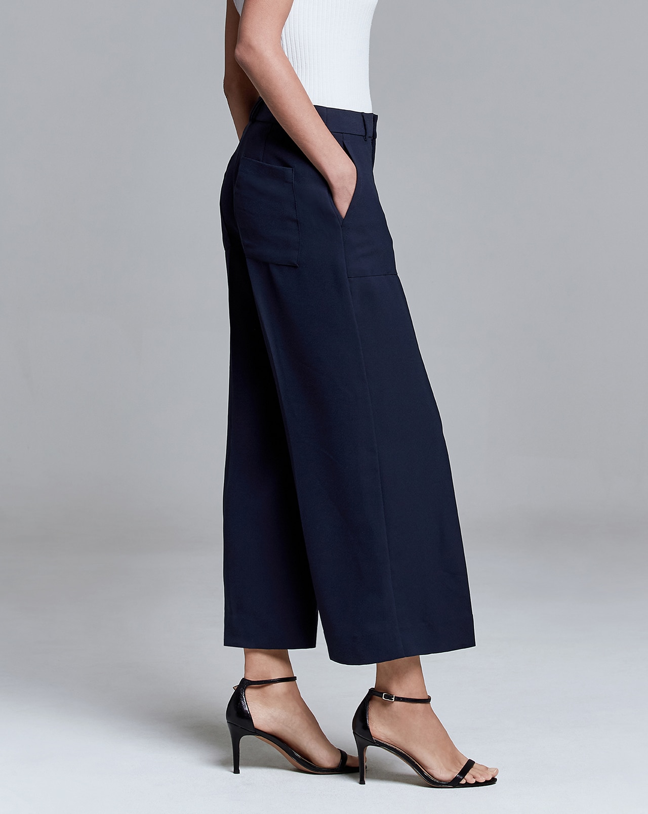 black fit pant thumbnail back