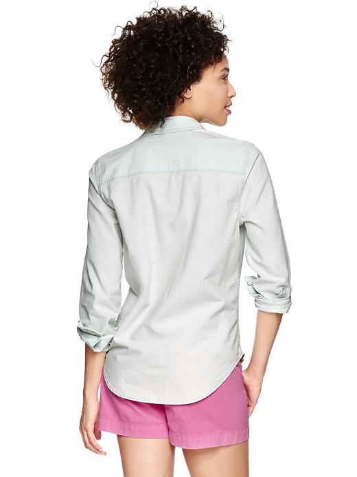 2 of 8 showing, with the color trinidad of product Light blue chambray twin-pocket shirt