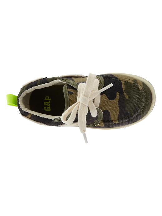 2 of 8 showing, with the color olive camo of product Camo sneakers