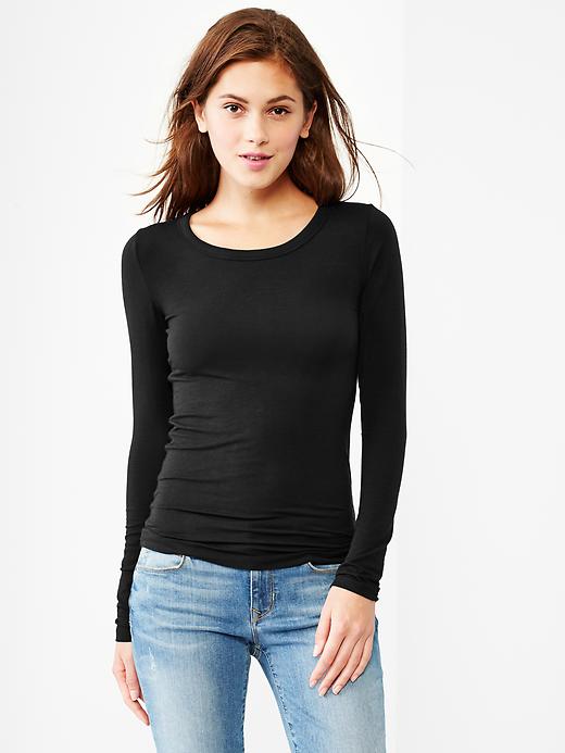1 of 8 showing, with the color true black of product Maximum heat U-neck tee