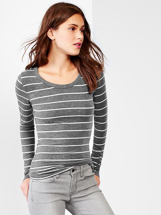 1 of 8 showing, with the color gray stripe of product Maximum heat stripe U-neck tee