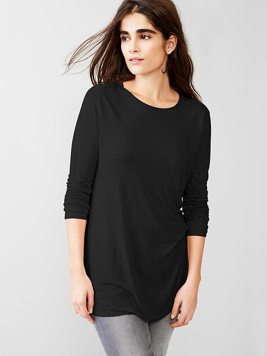 1 of 8 showing, with the color black of product Fluid pocket tee