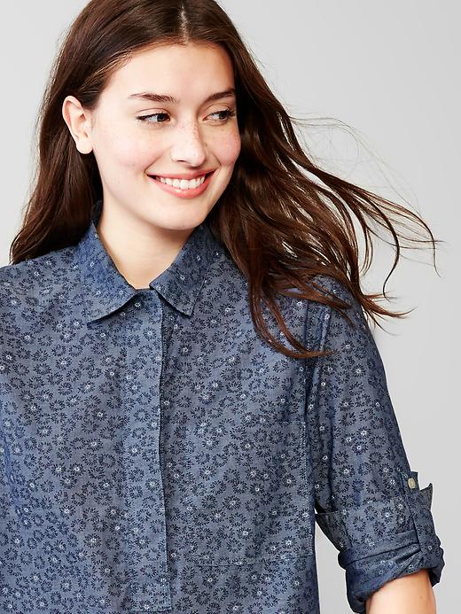 2 of 8 showing, with the color blue floral of product Indigo floral roll-sleeve popover