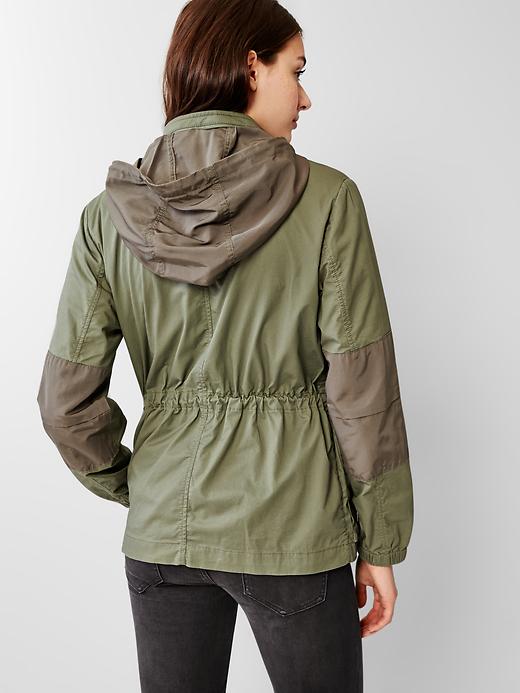 2 of 8 showing, with the color mesculen green of product Utility hooded jacket