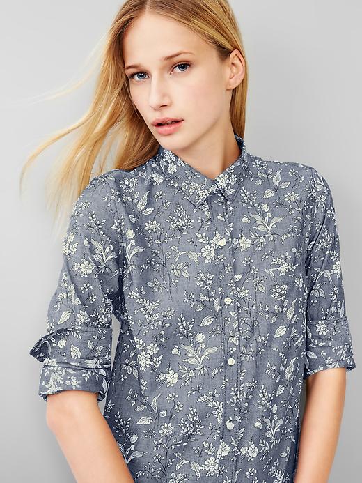 2 of 8 showing, with the color chambray blue floral of product Fitted boyfriend indigo floral shirt