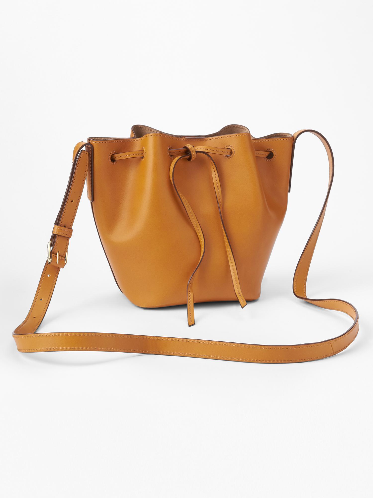 Bucket outlet bag gap
