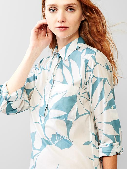 2 of 8 showing, with the color tropical leaf print of product Tropical roll-sleeve popover