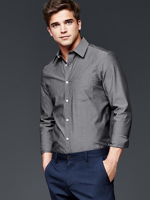 1 of 8 showing, with the color black chambray of product Wrinkle-resistant chambray shirt