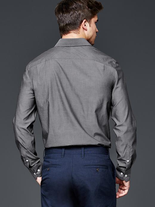 2 of 8 showing, with the color black chambray of product Wrinkle-resistant chambray shirt