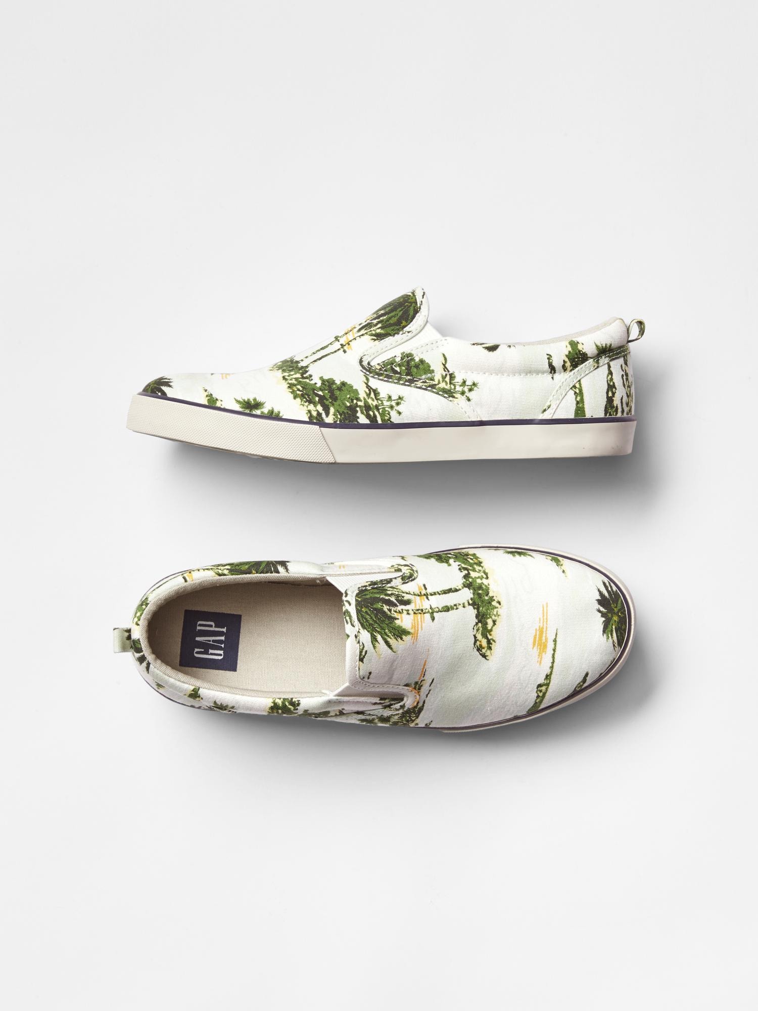 Printed slip outlet on sneakers