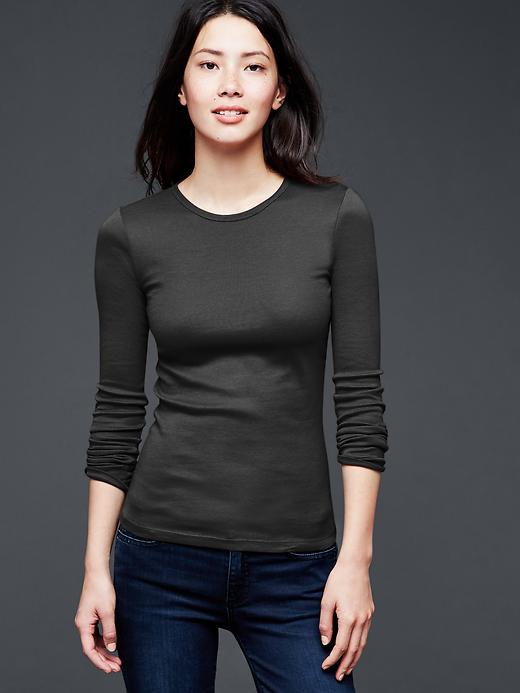 1 of 8 showing, with the color true black of product Modern long-sleeve crew tee