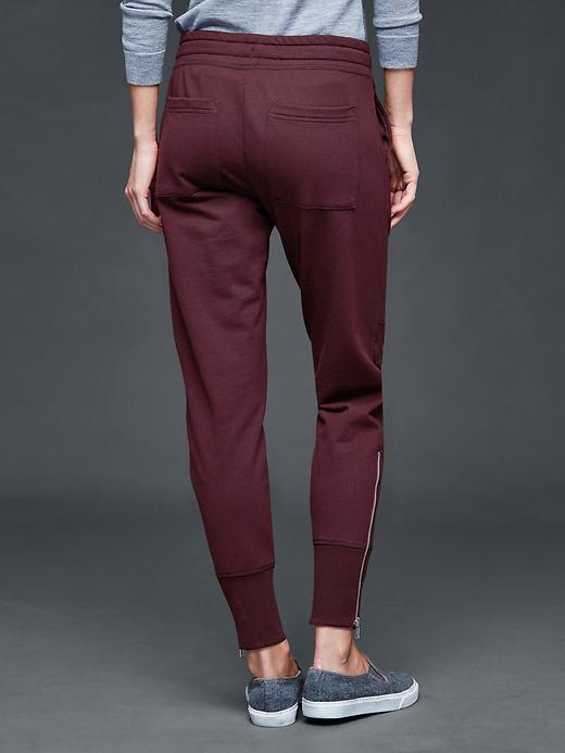 2 of 8 showing, with the color vamp red of product Moto boyfriend joggers