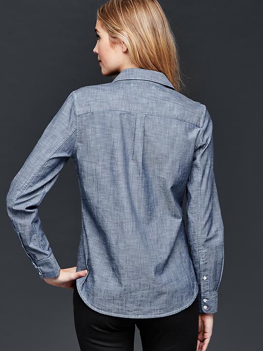2 of 8 showing, with the color medium chambray of product Fitted boyfriend chambray shirt