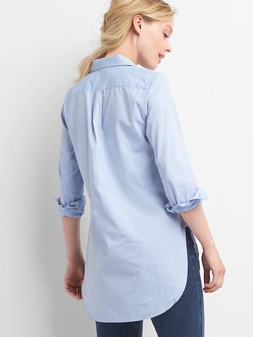 2 of 8 showing, with the color oxford blue of product Maternity Tailored Oxford Tunic Shirt