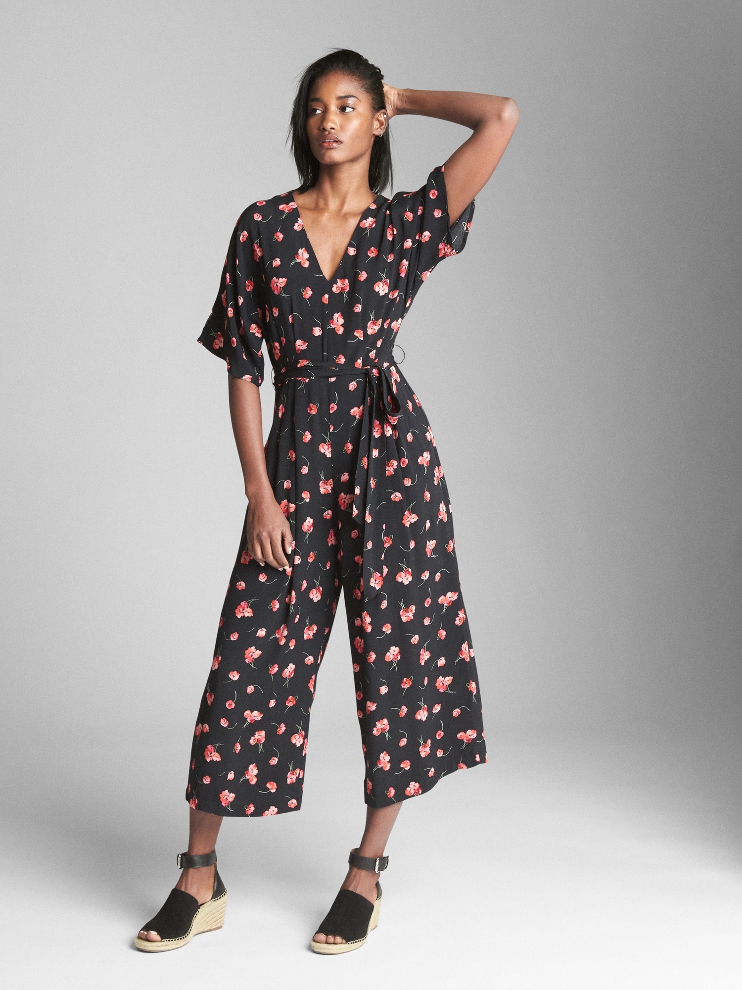 Женские комбинезоны Gap Short Sleeve V-Neck Jumpsuit