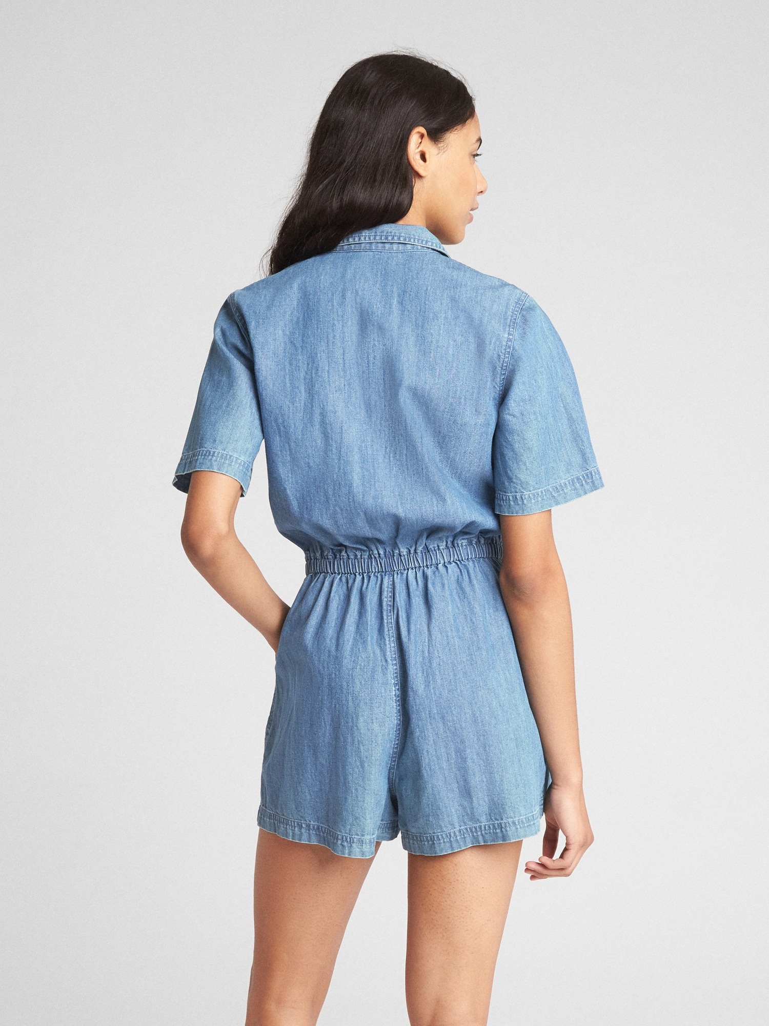 Женские комбинезоны Gap Short Sleeve Zip Denim Romper — фото 2