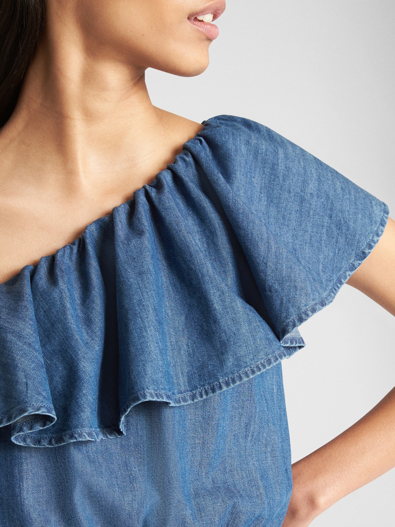 Женские комбинезоны Gap Ruffle One-Shoulder Romper in Denim — фото 4