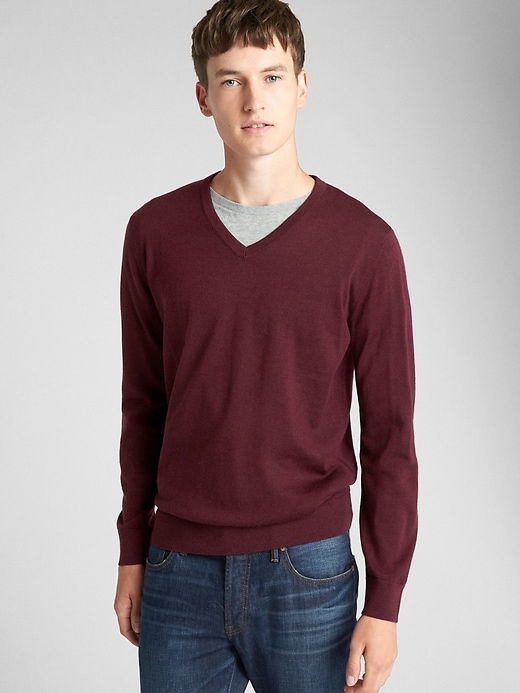 1 of 8 showing, with the color pinot noir heather of product V-Neck Pullover Sweater in Merino Wool