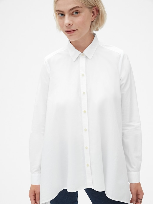 1 of 8 showing, with the color optic white of product Handkerchief Hem Shirt in Poplin