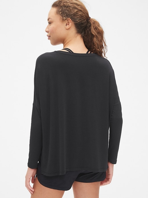 View large product image 2 of 6. GapFit Breathe Long Sleeve Step-Hem T-Shirt