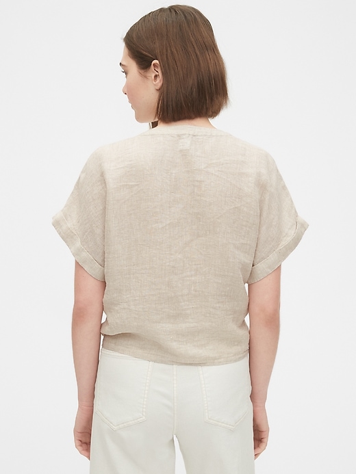 2 of 8 showing, with the color beige linen of product Tie-Front Cropped Top