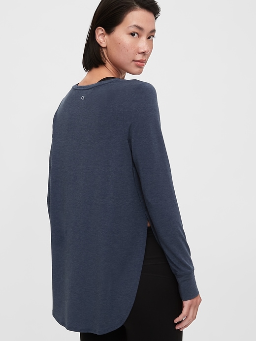 2 of 8 showing, with the color elysian blue of product GapFit Breathe Hi-Lo Tunic
