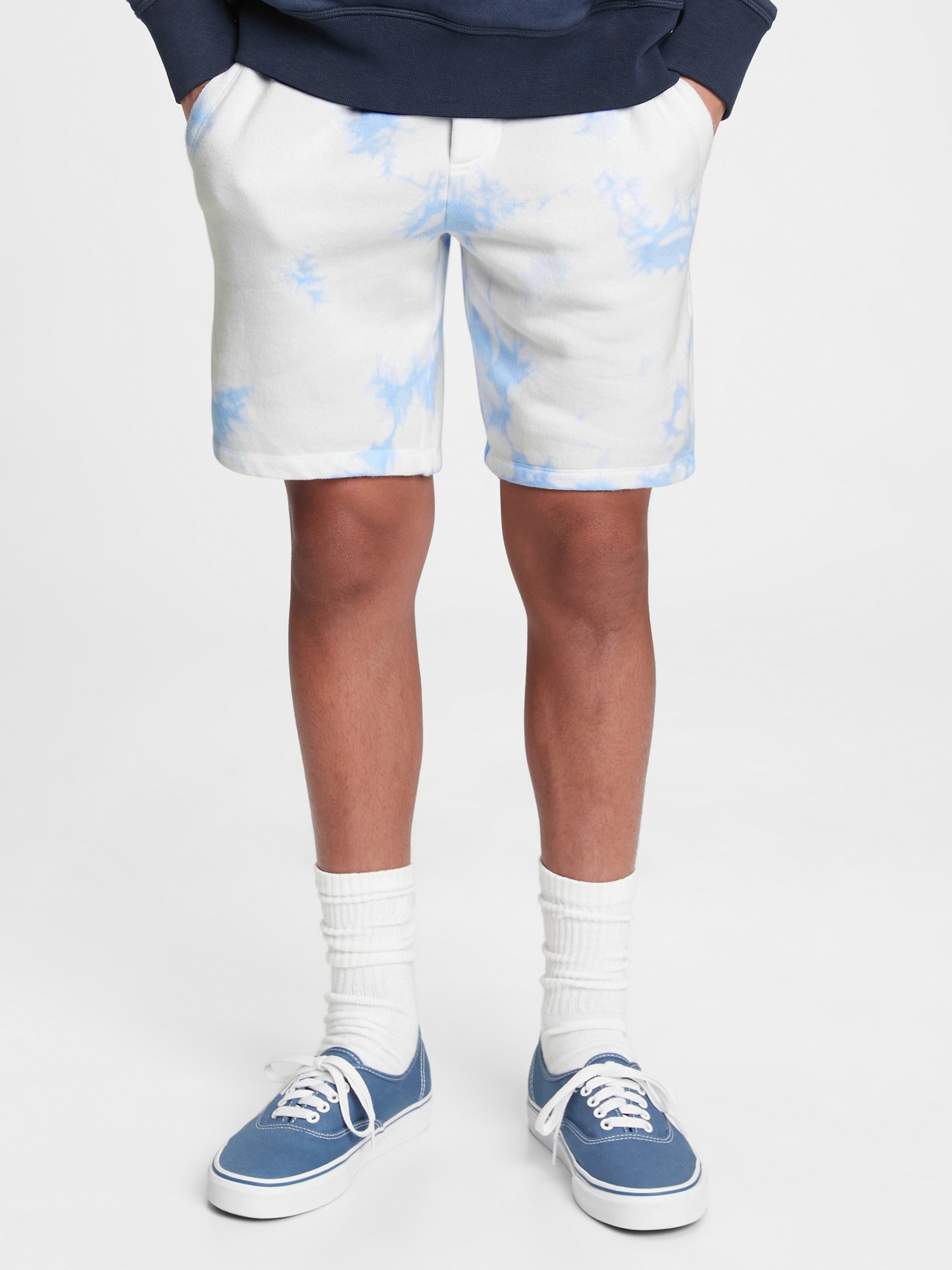 Gap day. Boy в шортах. Денимные джинсовые шорты мужские с эффектом Tie-Dye. Шорты мужские джинсовые с эффектом Tie-Dye купить