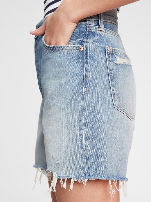 Image number 5 showing, 5'' Mid Rise Distressed Boyfriend Shorts With Washwell&#153