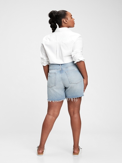 Image number 7 showing, 5'' Mid Rise Distressed Boyfriend Shorts With Washwell&#153