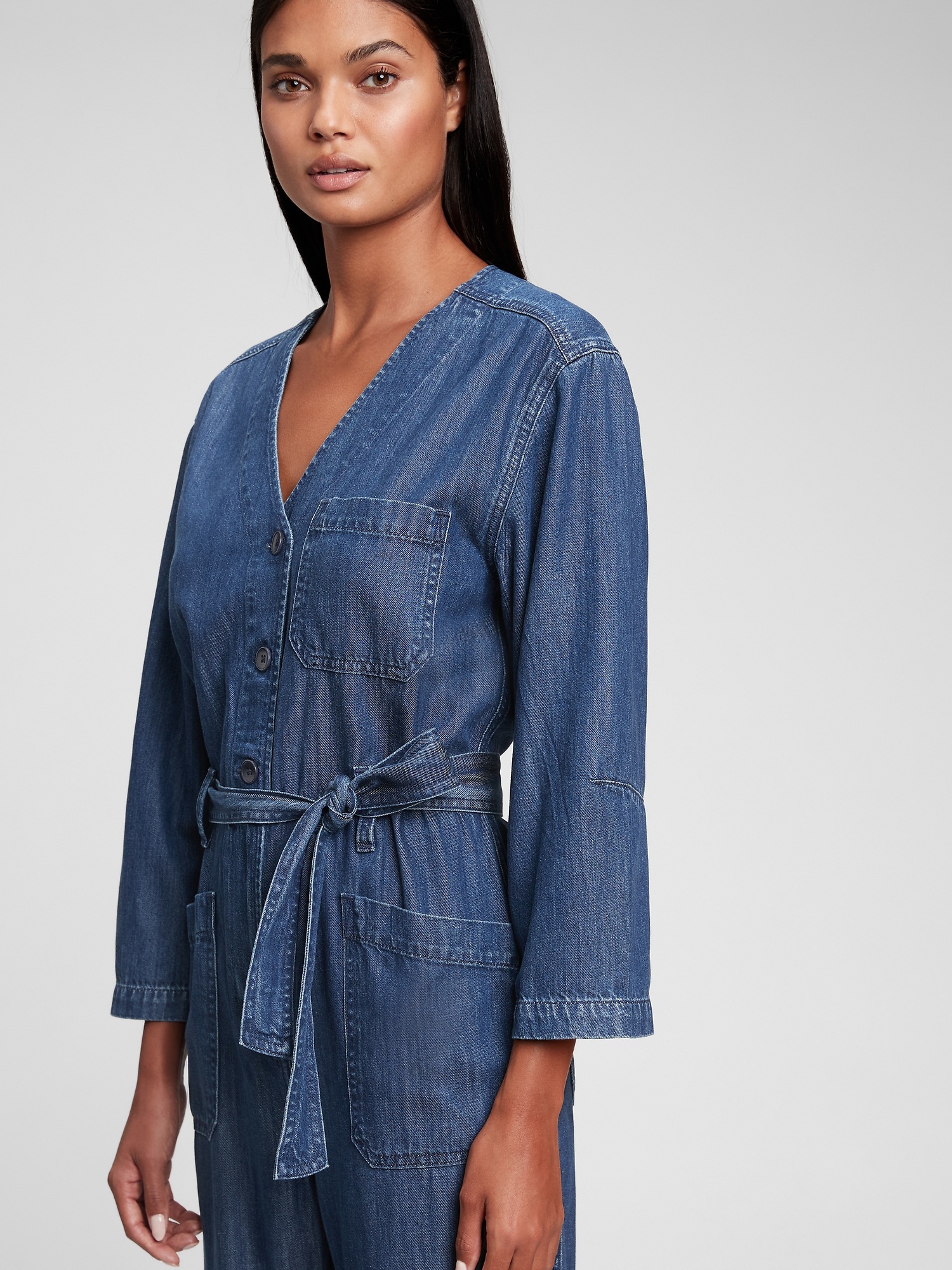 Женский джинсовый комбинезон Gap Tencel Modal с V-образным вырезом — фото 2