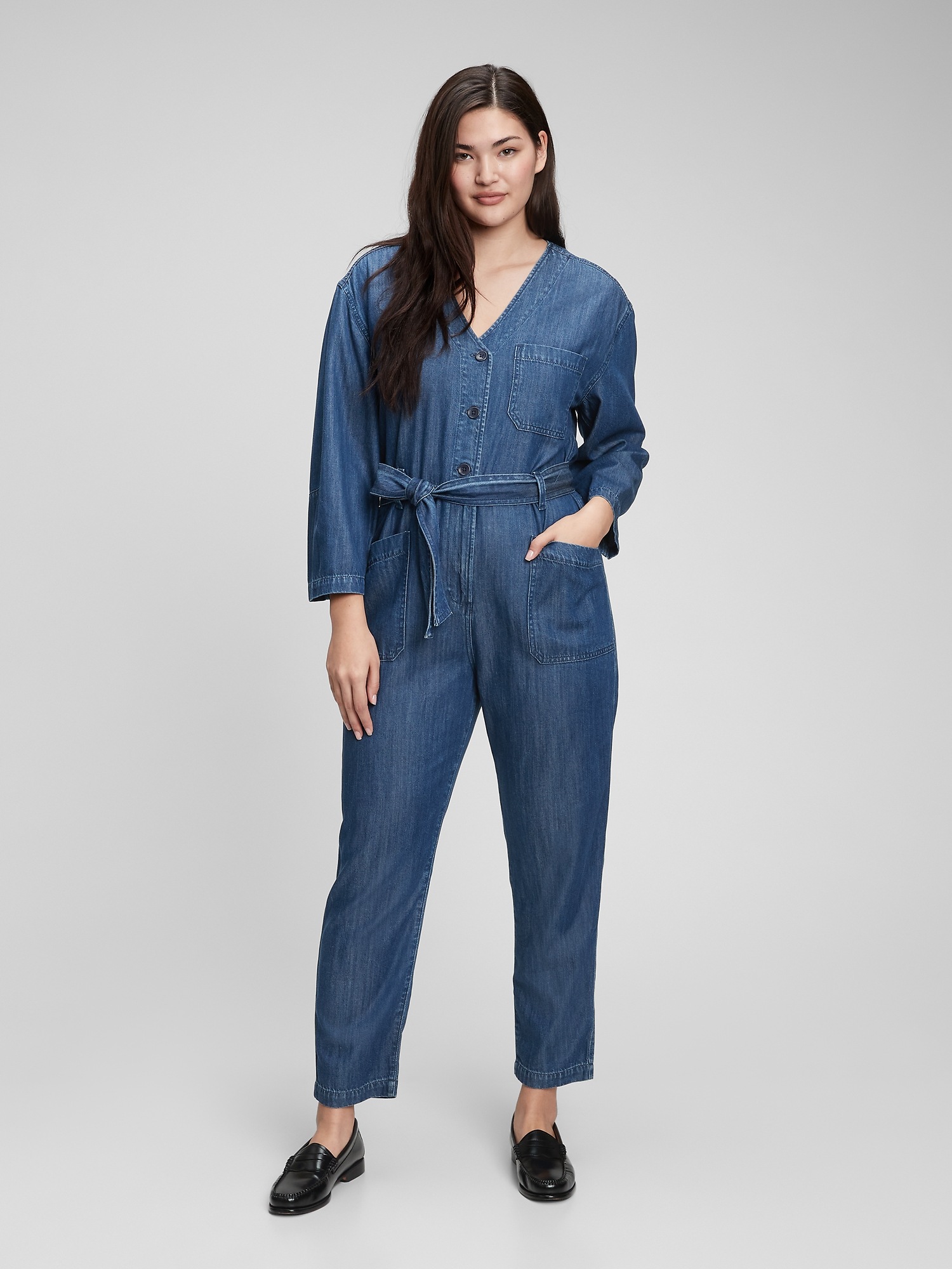 Женский джинсовый комбинезон Gap Tencel Modal с V-образным вырезом — фото 3