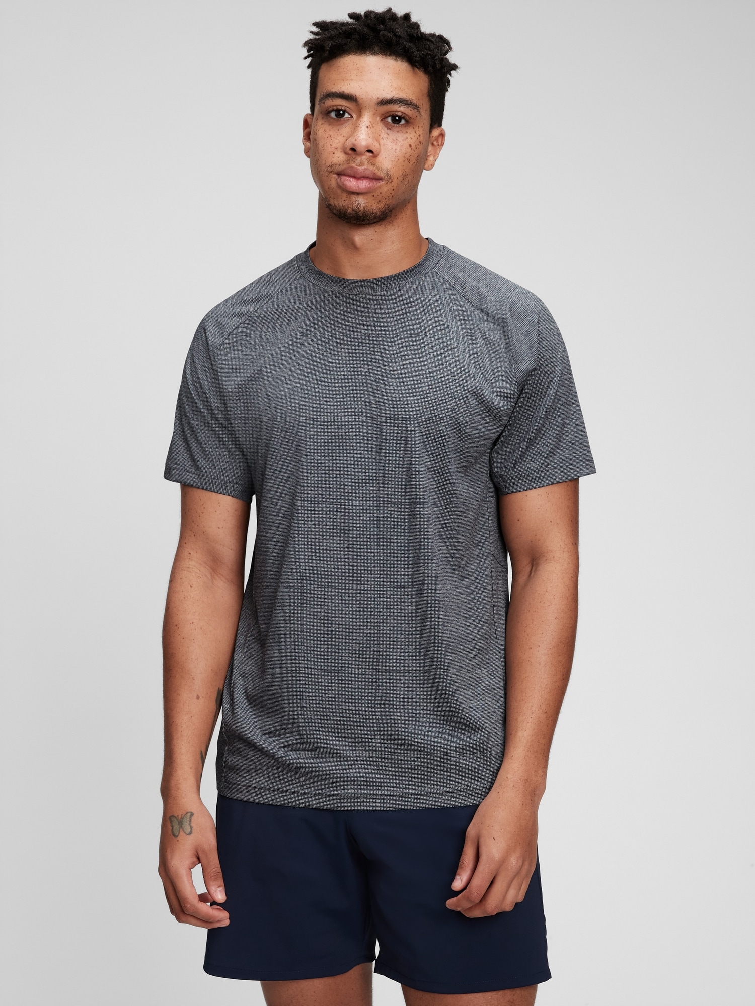 Gap Fit Train T-Shirt gray. 1