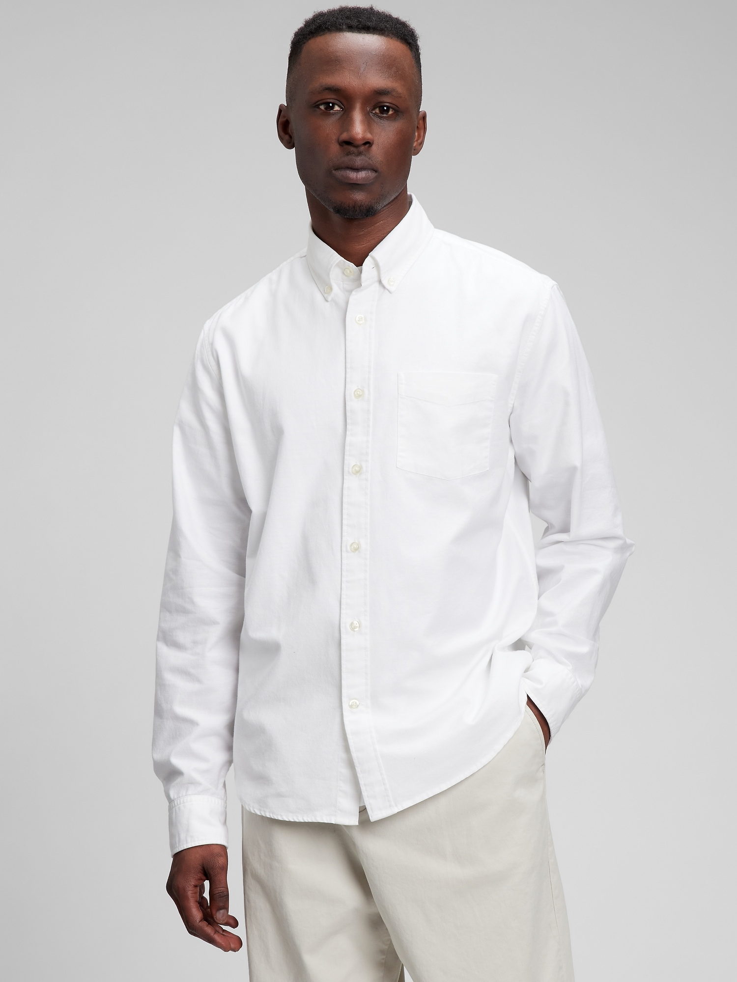 Gap Classic Oxford Shirt in Untucked Fit white. 1