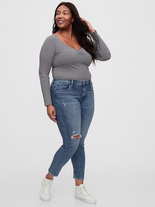 Image number 4 showing, Mid Rise True Skinny Jeans with Washwell