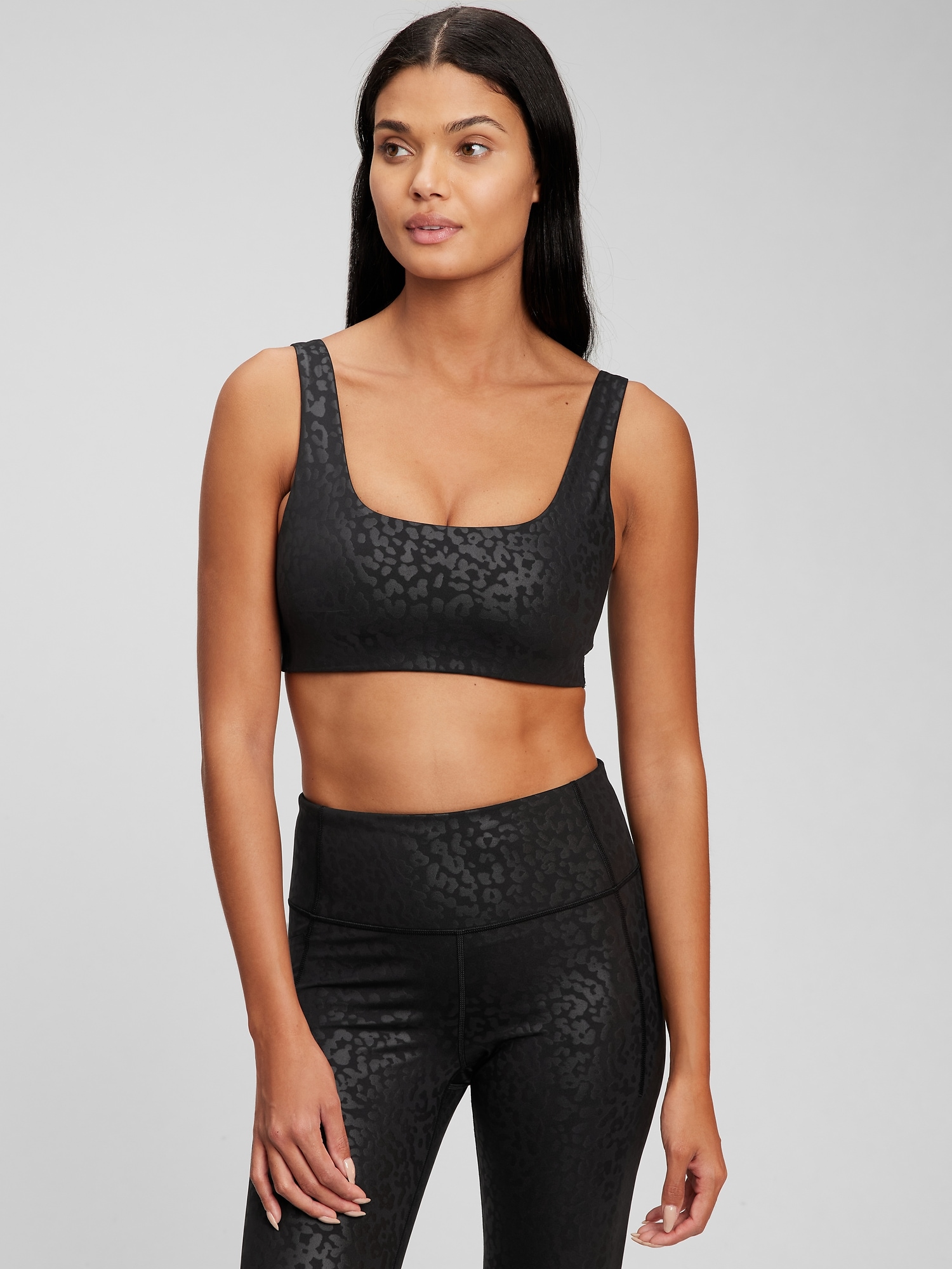 GapFit Low Impact Power Scoopneck Sports Bra