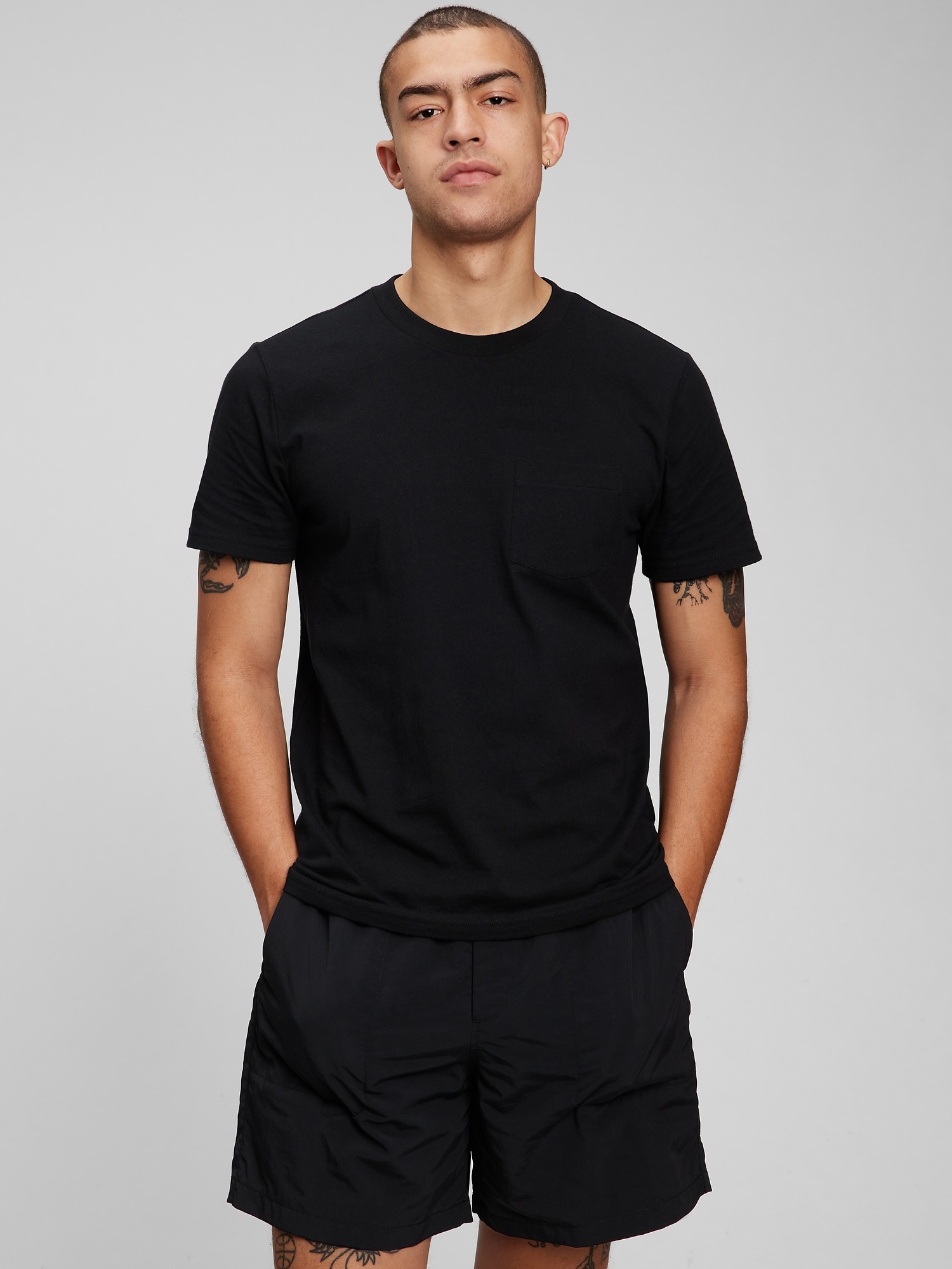 Gap Organic Cotton Pocket T-Shirt black. 1