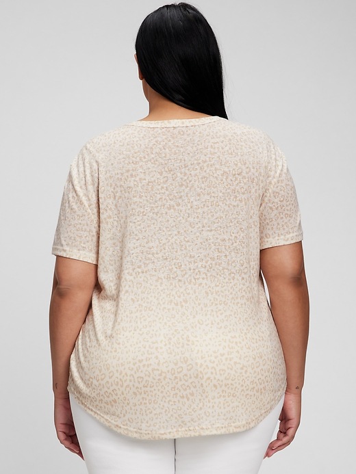 Image number 5 showing, Linen Blend V-Neck T-Shirt