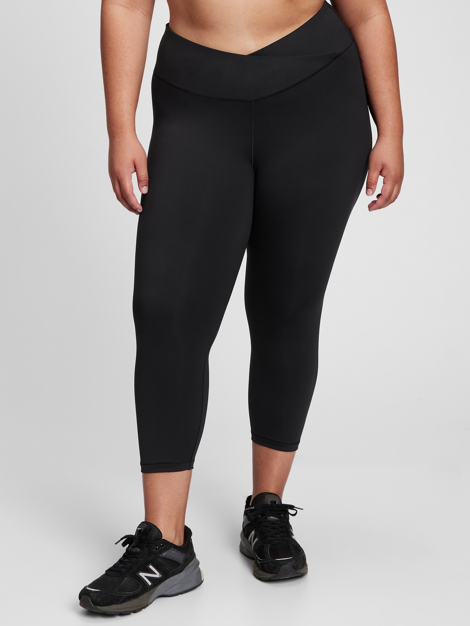 GapFit Sky High Rise Crossover Capri Leggings in Eclipse | Gap