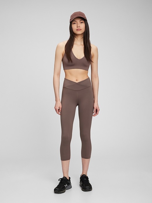 GapFit Sky High Rise Crossover Capri Leggings in Eclipse