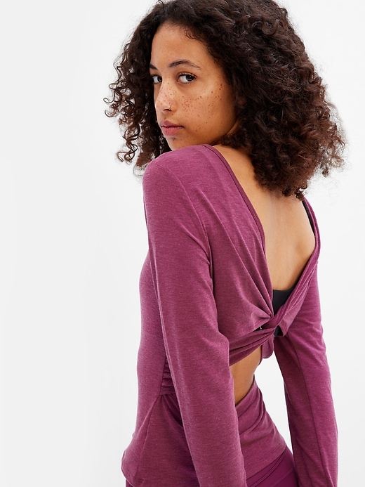 GapFit Straight Easy Fit Lightweight Performance Stretch Breathe Open Back Twist Womens T-Shirt (Size: M in Huckleberry Purple)