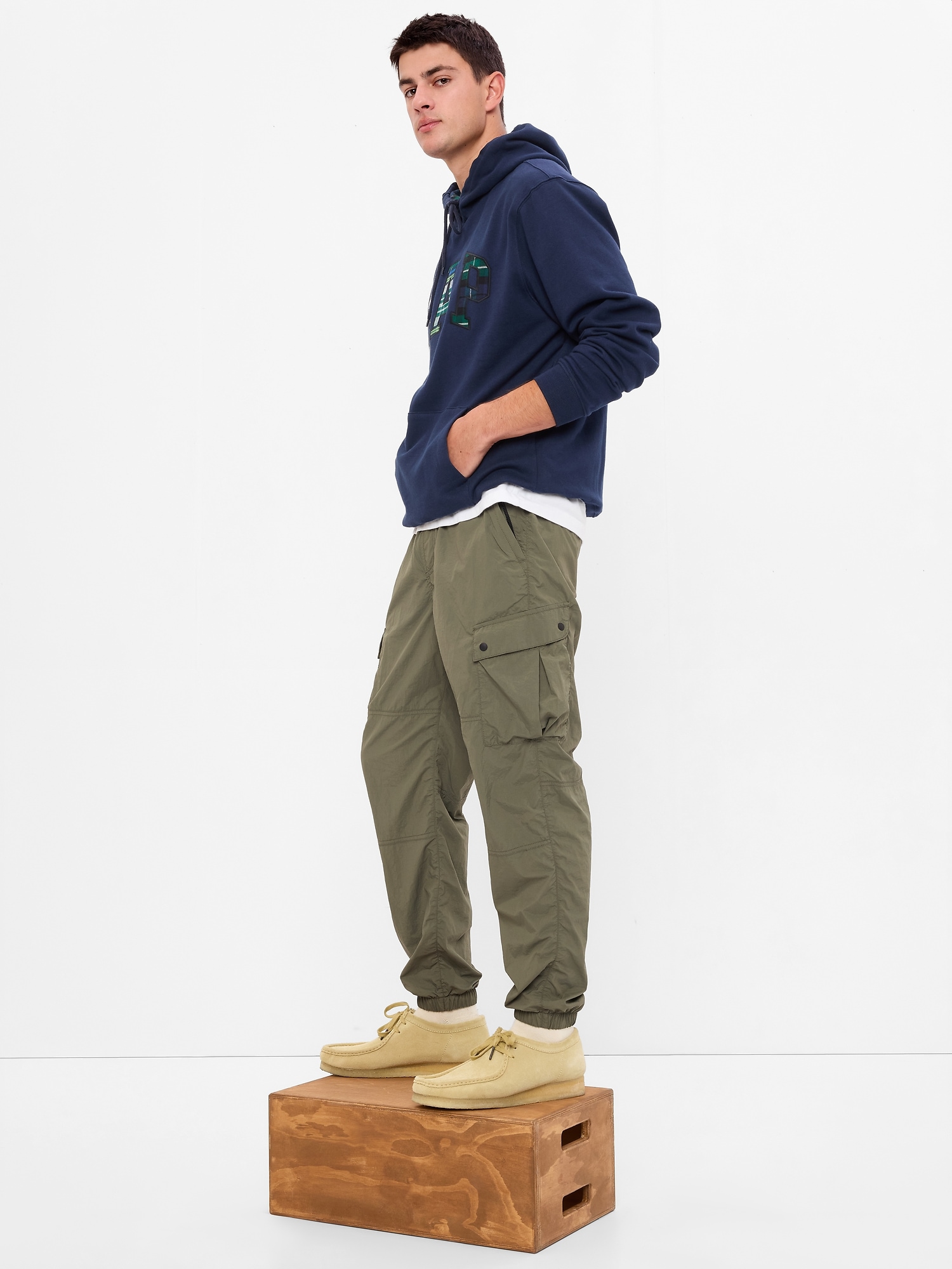 Gap Tech Cargo Joggers green. 1