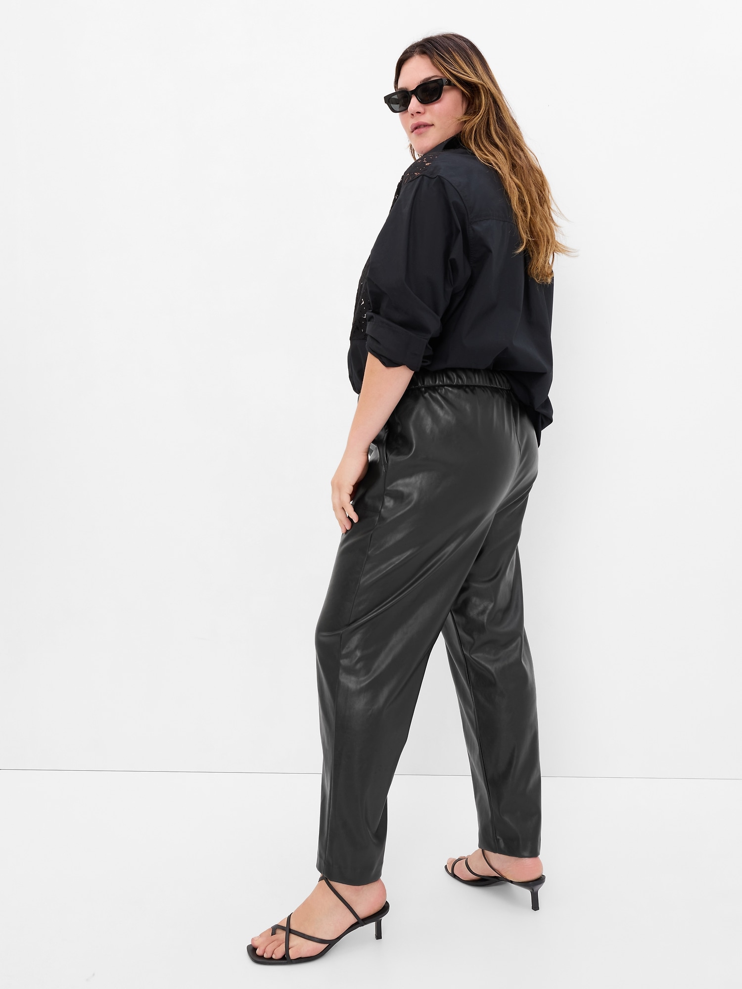 Gap pull hotsell on crop trousers