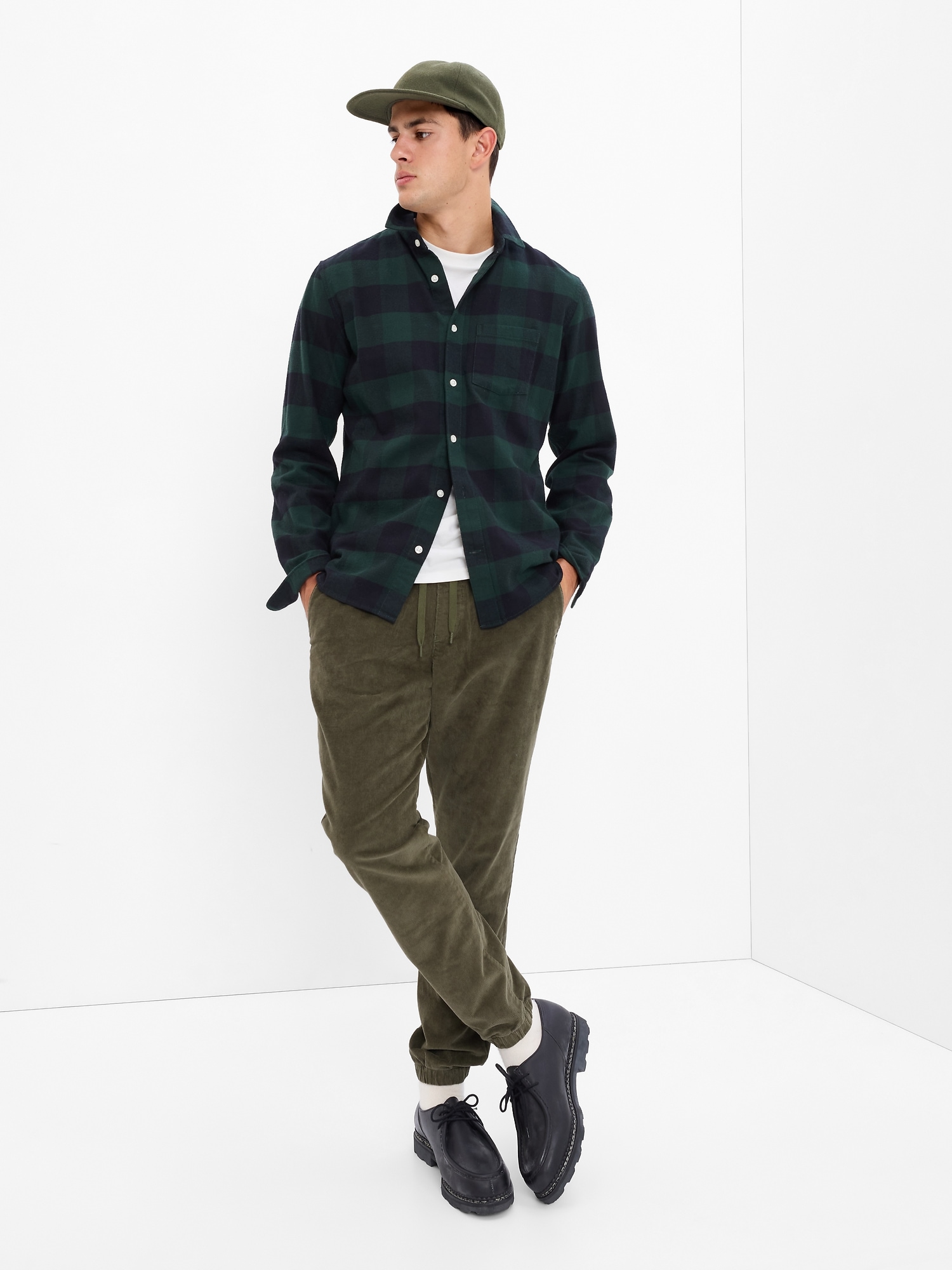 Gap Corduroy Joggers green. 1