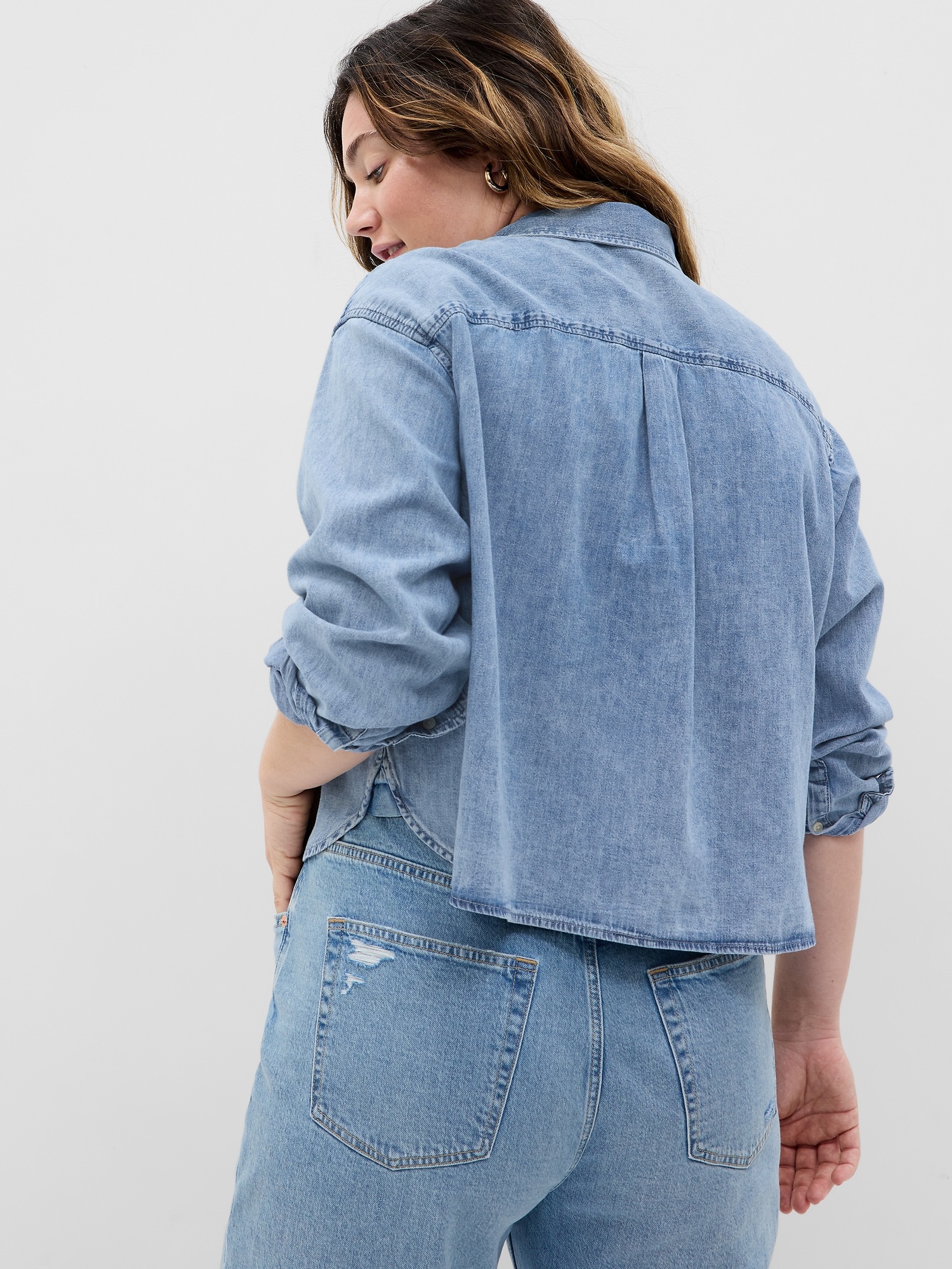 Женская рубашка Gap UltraSoft Denim Oversized Straight-Hem Crop Shirt, цвет: Светлая варка — фото 5