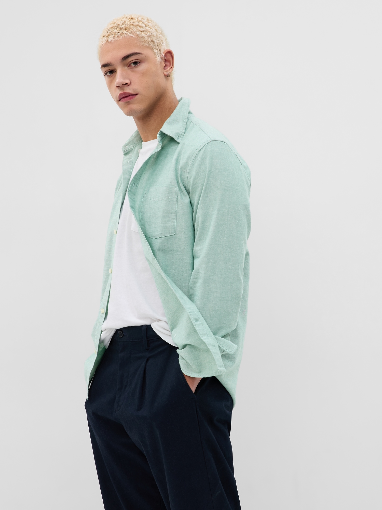 Gap Classic Oxford Shirt in Standard Fit with In-Conversion Cotton