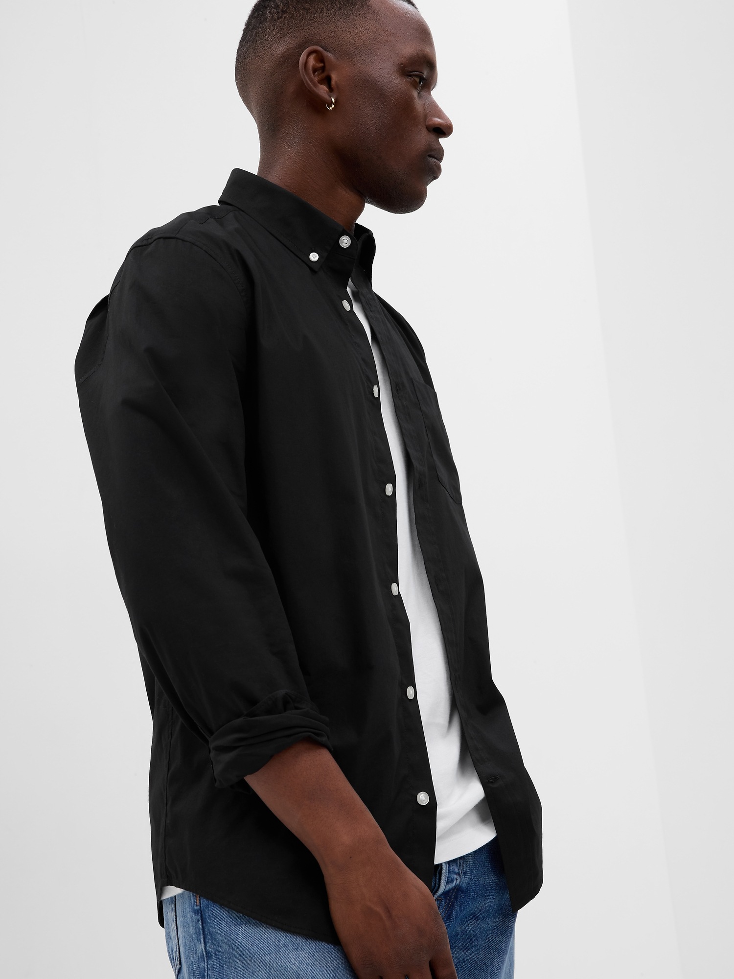 Gap All-Day Poplin Shirt in Standard Fit black. 1